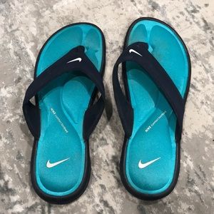 Nike pool sandals for wowen